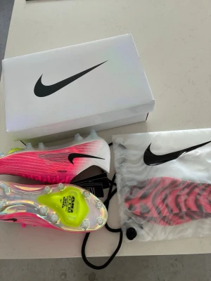Säljes: Nike Mercurial Vapor 15 Elite AG – Elitskor ! - Pris går att diskutera Storlek 44,5Nu kan du ta chansen att ta din fotboll till en ny nivå med dessa nya skor från Nike. Denna skon är speciell eftersom den har en luftbubbla som syns på bilderna som hjälper dig att generera mer kraft. Skon är aldrig använd och bekräftelse på att den är köpta från unisport finns. Påse tag box sula ingår. Dessa skorna är väldigt efterfrågade då dem är slutsålda överallt nästan. Säljs då jag köpte fel storlek. Tveka inte på att höra av er 