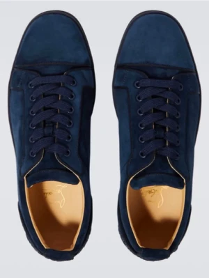 Marinblå sneakers från Christian Louboutin - Snygga marinblå sneakers i mocka från Christian Louboutin med klassiska röda sulor och broderad logga på sidan. Skorna har matchande blå skosnören och en låg silhuett. Insidan är ljusbeige för en schysst kontrast. Perfekta för dig som vill sticka ut med stil.
