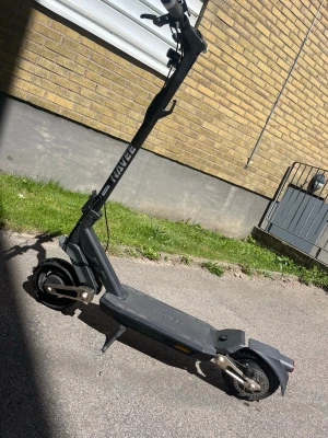 Navee st3 el-scooter svart - Säljer en navee st3 köpte för 3 månader sen inga skador laddare kvitto och original box ingår 20 kh fart och räckvidd på 60 km 