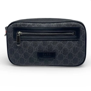 Svart Gucci Supreem Väska   - Cool svart handväska från Gucci med klassiskt GG-monogram i grått. Väskan har en rektangulär form, silverfärgade dragkedjor och detaljer samt bred axelrem med röd och blå accent. Materialet är canvas med läderdetaljer. Perfekt för dig som gillar exklusiva accessoarer.