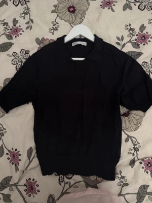 Zara tröja  - Tröja från Zara. Öppen för bud vid snabb affär. Paketpris vid köp av flera plagg. 🎀