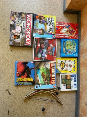Stort spel- och pysselpaket - Säljer ett blandat paket med sällskapsspel, pussel, kortlek, färgpennor, minikuber och pyssel. Innehåller bland annat Monopoly, Spindelmannen, Alfapet, Guinness World Records, samt olika pyssel och spel för både ensam och gruppaktivitet.