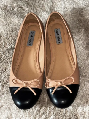 Steve madden ballerina säljes billigt i nyskick  - Jag säljer dessa Steve madden skor billigt. Dom är i nyskick knappt använda. De kostar 1149 kr i butik mitt pris endast 300 kr. Storlek 40.