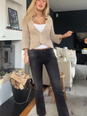 Beige kofta - Säljer denna jättefina koftan från Filippa K. Använd fåtal gånger och i bra skick💕den är liten i storleken, passar mig som har S i det mesta