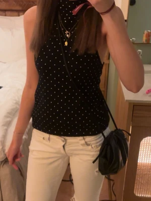 prickig halterneck - Jätte söt topp med prickar från gina tricot. Perfekt till fest o sommaren. nypris: 359kr
