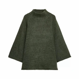 Mörkgrön stickad poncho - Snygg mörkgrön stickad poncho med hög krage och vida ärmar. Ponchon har en enkel och stilren design, perfekt för lager på lager och ger en avslappnad look. Tillverkad i mjukt stickat material som känns skönt mot huden. Använd fåtal gånger💕