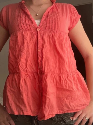 Superfin skjorta  - Cool färg. Finns knapp för att anpassa tjocklek på ärmen. Står 10 år, men passar XS som de passar på mig. Passar förmodligen bättre på XXS.