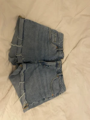 Ljusblå jeansshorts med råa kanter - Storlek 170 passar xs/s aldrig använda