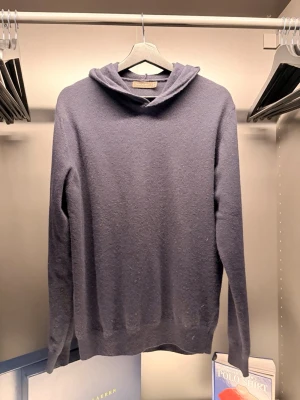 Oscar Jacobson - Mjuk och stilren mörkblå hoodie från Oscar Jacobson i ett tunt, skönt material. Klassisk passform med huva och långa ärmar. Perfekt för dig som gillar en clean och enkel look med premiumkänsla.