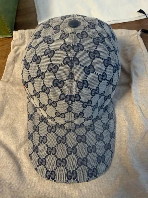 Gucci Original GG keps, beige & blå, X. - Säljer en äkta Gucci Original GG keps i färgen beige och blå. Storlek: XL. Den är sparsamt använd och i mycket bra skick. Köpt på Guccis hemsida.