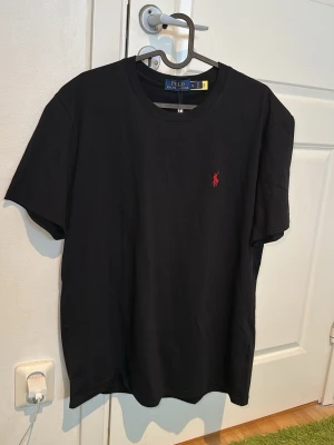 Svart t-shirt från Polo Ralph Lauren - Helt ny, oanvänd står Xxl men är som Xl mått kan skickas vid intresse 