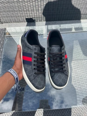 Gucci ace - Sjukt snygga skor från Gucci. Modell: ace. Mönster av GG-monogram över hela skon | storlek 42 | fint skick | passar perfekt nu till våren och sommaren | hör av vid fundering!  
