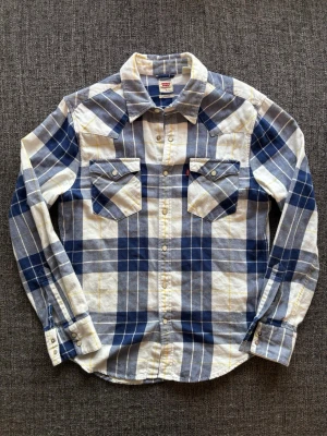 Levis skjorta ~ sällsynt  - Sjukt eftertraktad Levi’s skjorta ~ rutigt 2000’s modell som inte längre produceras | st S/true size | Rekomenderad längd mellan 170–180cm | färg blå/vit | klassisk passform | OBS kan gå ner lite i pris vid snabb affär! 🏄