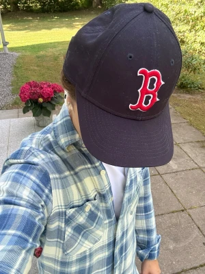 Boston Red sox keps - Sjukt snygg Boston Red sox keps. Använd max tre gånger så ser helt ny ut i skick. Köptes i New york för ca 600kr. (Passar små huvuden)