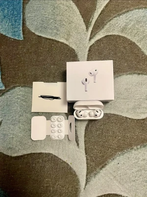 Apple AirPods Pro med laddningsetui - Säljer ett par vita Apple AirPods Pro med laddningsetui och extra silikonpluggar. Hörlurarna har en stilren och kompakt design i plast och levereras i originalförpackning. Perfekta för dig som vill ha trådlöst ljud och aktiv brusreducering.