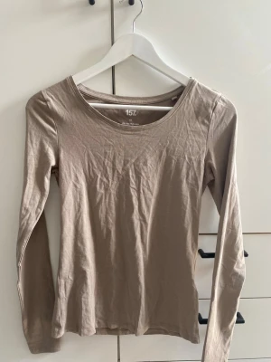 Beige långärmad topp från 157 - En enkel och stilren beige långärmad topp från 157. Aldoeg använd endast testad!