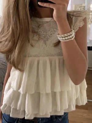 Beach blus från Zara - Säljer denna gulliga blus från Zara som inte säljs längre. Säljer den då den inte andvänds. pris går att diskutera. Finns kvar tills markerad såld. (Lånade bilder) 🩷
