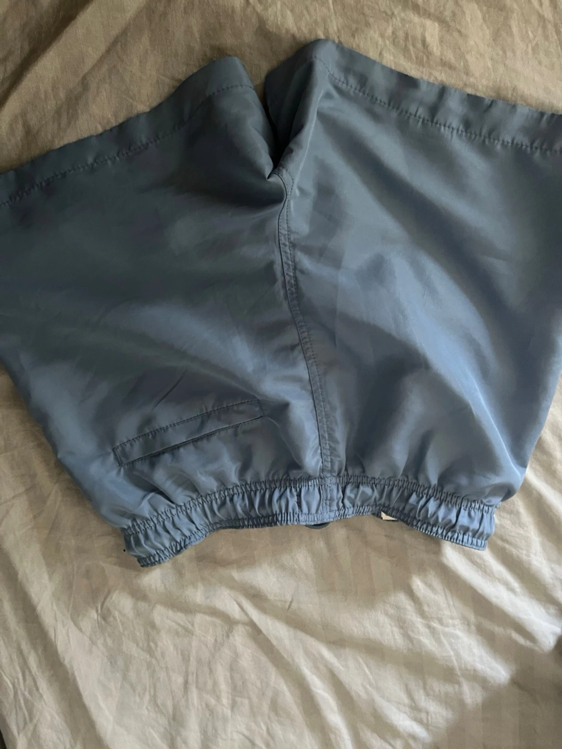 Blå shorts från H&M med meshfoder - 1