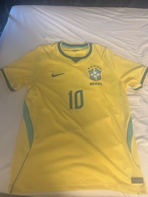 Brasilien Neymar Jr 10 fotbollströja Nike - Äkta Brasilien VM fotbollströja (hemmamatch) från Nike. Använd endast en gång. Det är en Supportertröja så inte authentic-fit som spelarna använder, köptes från Nike för 1500kr.