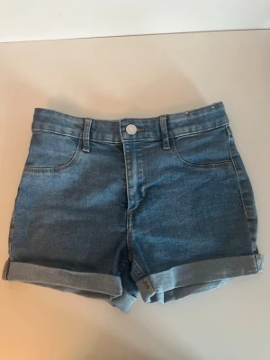 Blå jeans shorts - Blåa jeansshorts i storlek 146 från H&M. Pris kan såklart diskuteras❣️