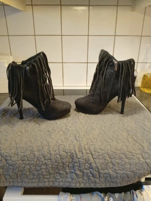Body Flirt Skor  - Mycket snygga helt nya aldrig använda svarta Body Flirt damskor i storlek 39, nypris 1500kr, priset är förhandlingsbart