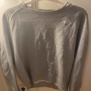  - Säljer denna jättefina sweatshirt/tjocktröja från kappa som är köpt får många många år sedan, finns ej kvar. Pris kan diskuteras, köparen betalar frakt 💓💖 passar xs/s/m