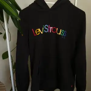 Svart levi’s hoodie i storlek S. Säljer billigt då bandet till luvan är borta och den har en liten fläck som inte går bort (se sista bilden). 