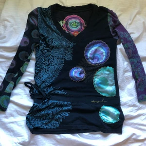 Desigual långärmad tröja - Härlig tröja från Desigual. Tröjan säger storlek L men passar M. 