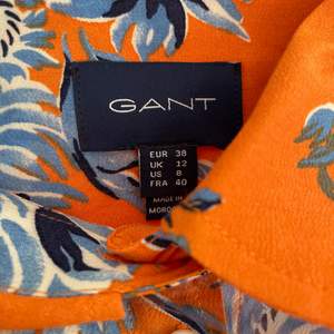 🧡 Helt ny klänning från Gant. Skjortklänning med knytband, härligt mönster till sommar/höst. Storlek 38, true to size 