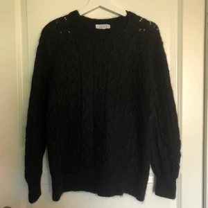 Stickad tröja & Other stories  - Oversize stickad tröja från & other stories i bra skick. Jättefin men lite stickig, funkar bra om man har något under. I storlek S men passar även M och kanske L, beroende på hur man vill att den ska sitta. Har endast används ett par gånger så det skulle vara kul om den kom till ordentlig användning!