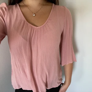 Blus strl S/M - En fin blus med väldigt fin färg som har blivit för stor. Storleken är S, men den skulle även passa M. Har använts endast en gång och är därför i väldigt bra skick😊❤️