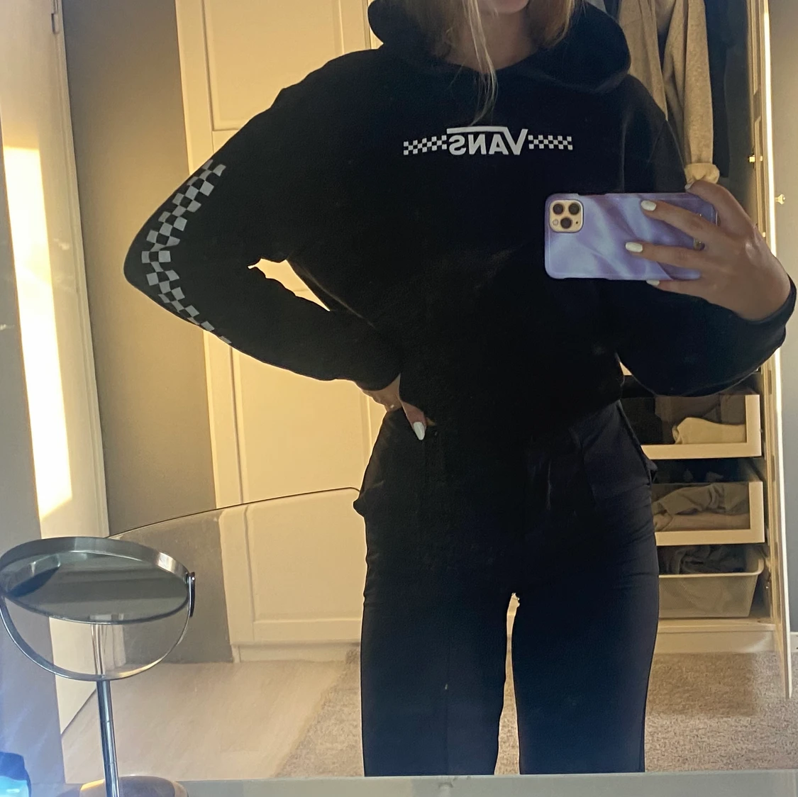 vans hoodie med vitt tryck på ärmarna