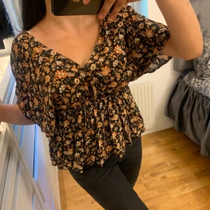 Blommig blus från Zara - Helt oanvänd blommig blus från Zara som inte kommit till användning då den är för stor på mig. Skulle säga att den passar en S-M men funkar även på Xs. Köptes förra året därav finns den inte kvar