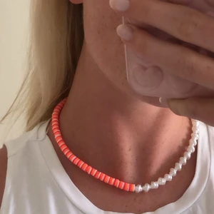 Handgjort halsband - Somrigt halsband med hälften polymerclay pärlor i en rosa kombination och hälften sötvattensinspirerade pärlor med en fin stjärna på slutet. Förslutning bak med lås och tre ringöglor för justering. De glansiga pärlorna kostar mer att köpa in därav högre pris. Finns enbart en av denna kombination. 💘💘 Frakt kostar bara 12 kr och fraktar till hela Sverige. 😇😇