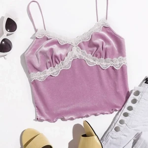 Rosa linne - Säljer ett rosa velour linne från shein som är utsålt på hemsidan och oanvänd. 💕 Linnet ser mer ut som på första bilden i verkligheten.🥰Säljer för 50kr+ frakt, priset kan förhandlas och om det är många intresserade blir det budgivning🤍 skriv privat om frågor💕