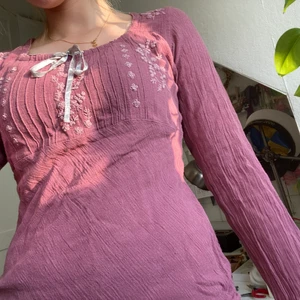 Vintage topp - Sååå söt rödlila vintage topp! Köpt på humana för länge sedan men aldrig riktigt varit min stil. Men mycket bra skick! Skriv för fler bilder 🥰