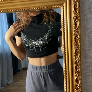 topp - Söt topp som är helt oanvänd i storlek XS. Den är alltså helt ny. Fina detaljer på som ses tydligare i bild 3. Säljer pga som sagt aldrig använd och inte riktigt min stil.