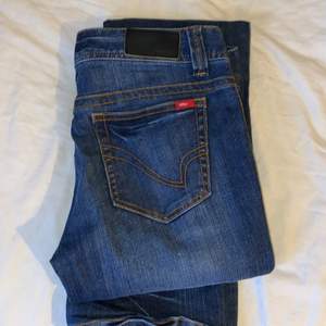 Jättesnygga långa jeans från Only, fin mörkblå tvätt och silverdetaljer, storlek S/M 