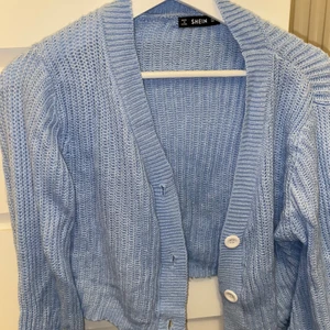 ljusblå kofta - ljusblå kofta från shein i nyskick då den bara använts 1 gång! passar perfekt till att ha nu på sommarkvällarna då den är ganska tunn men ändå mysig :)