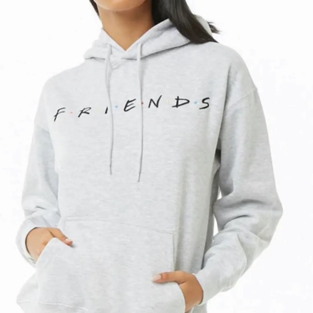 Säljer denna hoodie från h&m i storlek S. Sitter fint på och är mycket skön. 💕köpare står för frakt💕pris kan diskuteras🤍. Hoodies.