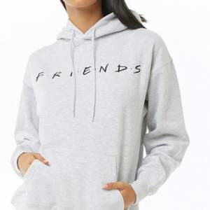 Säljer denna hoodie från h&m i storlek S. Sitter fint på och är mycket skön. 💕köpare står för frakt💕pris kan diskuteras🤍