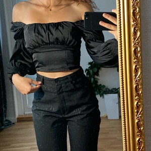 topp - Skitsnygg svart topp från H&M i storlek XS. Man kan även välja att ha den på axlarna. Säljer pga enbart använd en gång så den är praktiskt taget ny. 