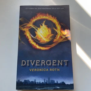 Divergent - Första boken i Divergent triologin på svenska som har filmer gjorda efter sig. Nyskick och orörd eftersom att jag råkat få två stycken. Hör gärna av er vid frågor! 🤍🤍