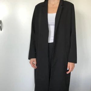 Svart kappa - Min syster tömmer sin garderob pga flytt så köp köp✨ Kavaj/kappa i skick som ny!