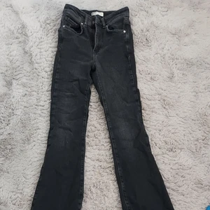 Jeans med slits - Jeans med slits från gina tricot. Svart gråa i färgen och väldigt bekväma :)