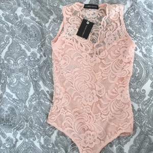 Strl s - Denna bodysuit är i ett bra skick då jag aldrig använt den, fin och somrig rosa/aprikos färg 