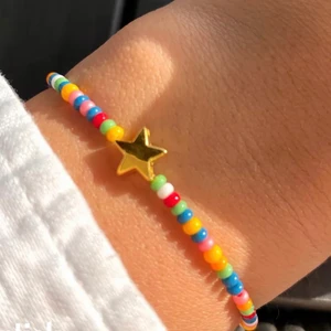 Pärlsmycken.  - Armbanden kostar 30 kr, 15 kr frakt🍓 färger väljer ni själva💕