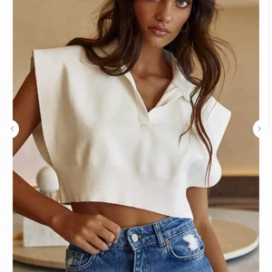 Väst  - Säljer denna fina västen från chiquelle. Säljer pga den inte får användning, endast testad 🌸 nypris: 379kr, säljer för 130kr + frakt. 