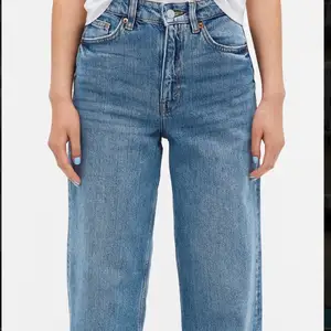 Ett par jättesköna och snygga jeans från Monki, säljer endast pga av att dom inte längre är i min storlek. Dom är i modellen Mozik, wide leg och mid waist. Storlek 34 (tror det är runt EU46). 