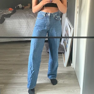 NA-KD jeans - Säljer dessa super fina jeans pga att dom inte kommer till användning. Passformen är perfekt för mig som är 169 cm! Storlek 34. Säljer för 200+frakt, original pris 500kr